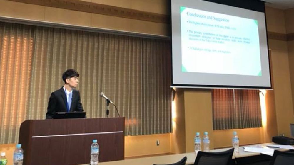 經濟學系碩士班鐘毓景同學於日本三重大學國際研討會現場圖片