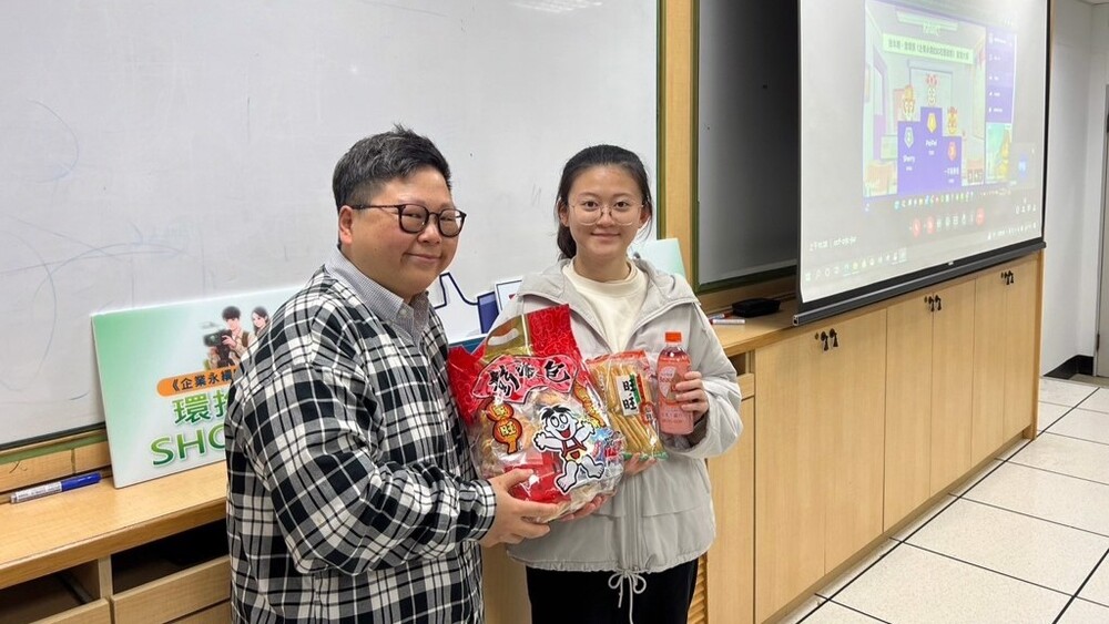 SUM匯豐汽車總監劉怡嫻頒發精美禮品給有獎徵答第一名的同學
