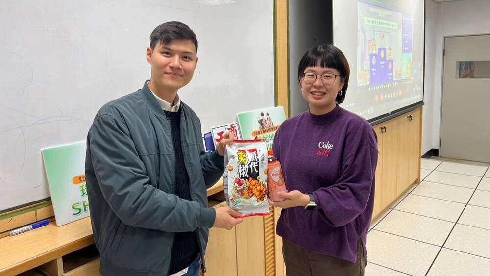 UM匯豐汽車業師羅辛晞頒發精美禮品給有獎徵答第二名的同學