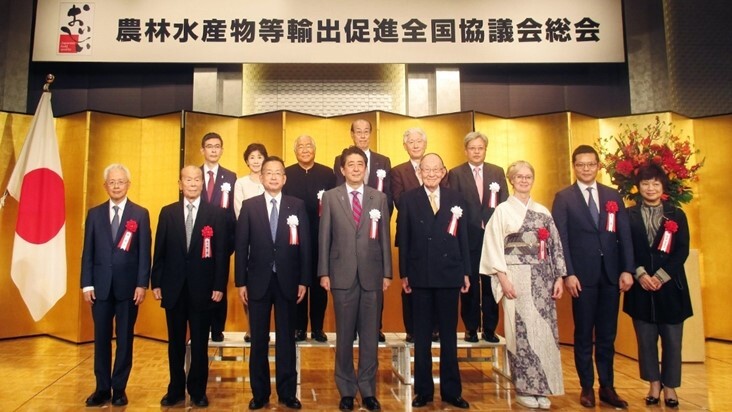 工研院顧問林定三（前排左一）日前獲日本前首相安倍晉三表彰農林水產大臣賞