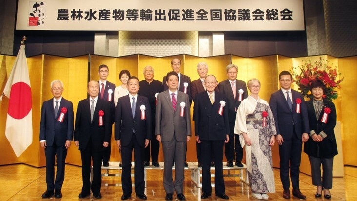 工研院顧問林定三(前排左一)日前獲日本前首相安倍晉三表彰農林水產大臣賞