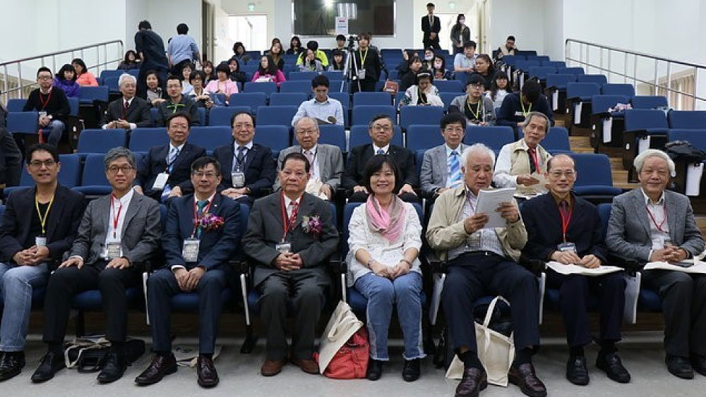 第二十二屆台灣文學家牛津獎貴賓合照。左三為校長陳奇銘，左四為得獎者楊青矗
