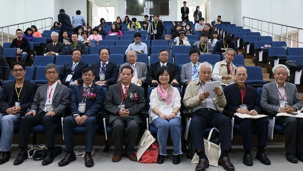 第二十二屆台灣文學家牛津獎貴賓合照。左三為校長陳奇銘,左四為得獎者楊青矗