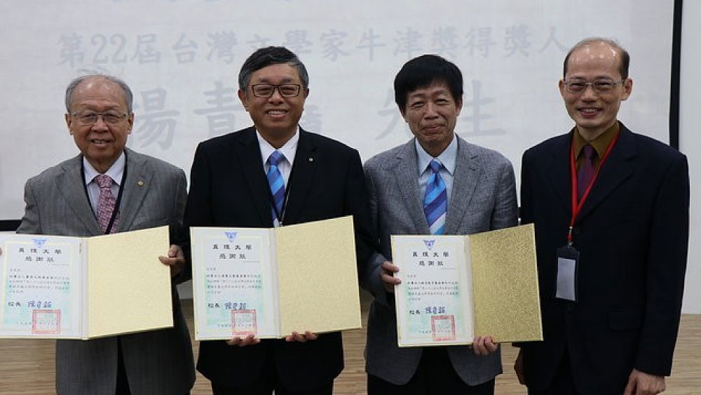 人文學院院長林志欽頒發捐款單位台北天母扶輪社等單位感謝狀。