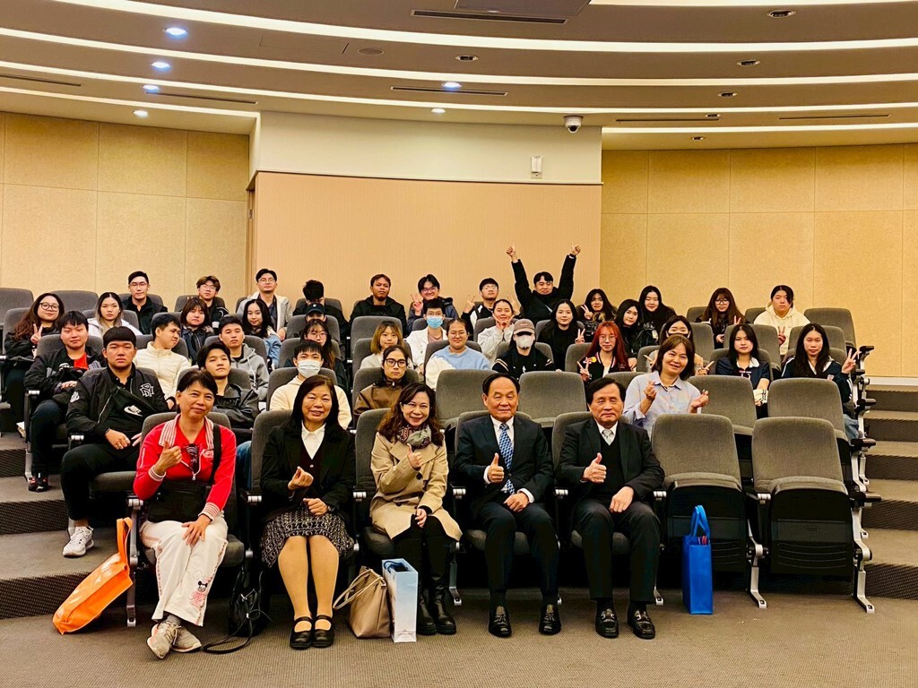 參訪台北港貨櫃碼頭股份有限公司由黃文堯董事長、高國隆總經理及經營團隊場導覽解說