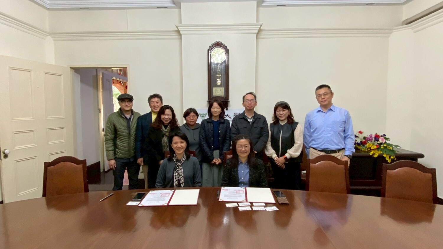 真理大學校內相關單位長官與宏泰建設企業機構代表於校長室合影