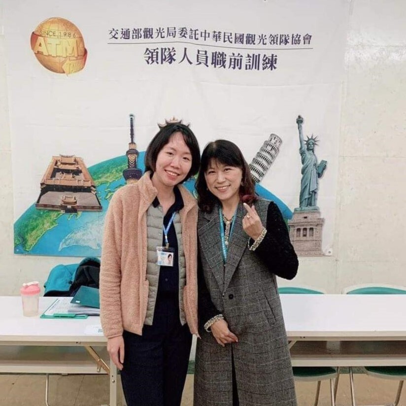 參加中華民國觀光協會領隊職前訓練(左起:陳鈺佳同學、余曉玲主任)
