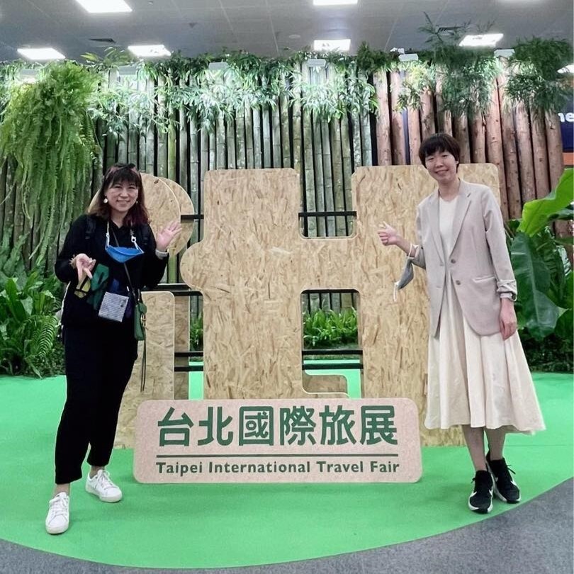 參與台北國際旅展留影(左起:余曉玲主任、陳鈺佳同學)