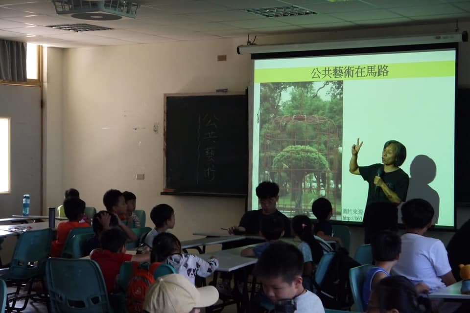 講師講解公共藝術在馬路課程