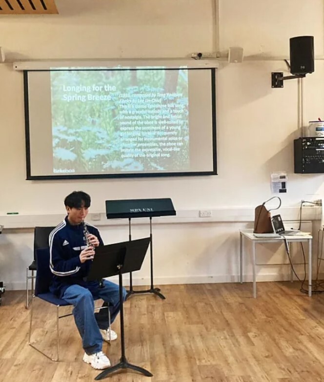 真理大學音樂應用學系戴嘉祐同學在英國演奏雙簧管介紹台灣民謠望春風
