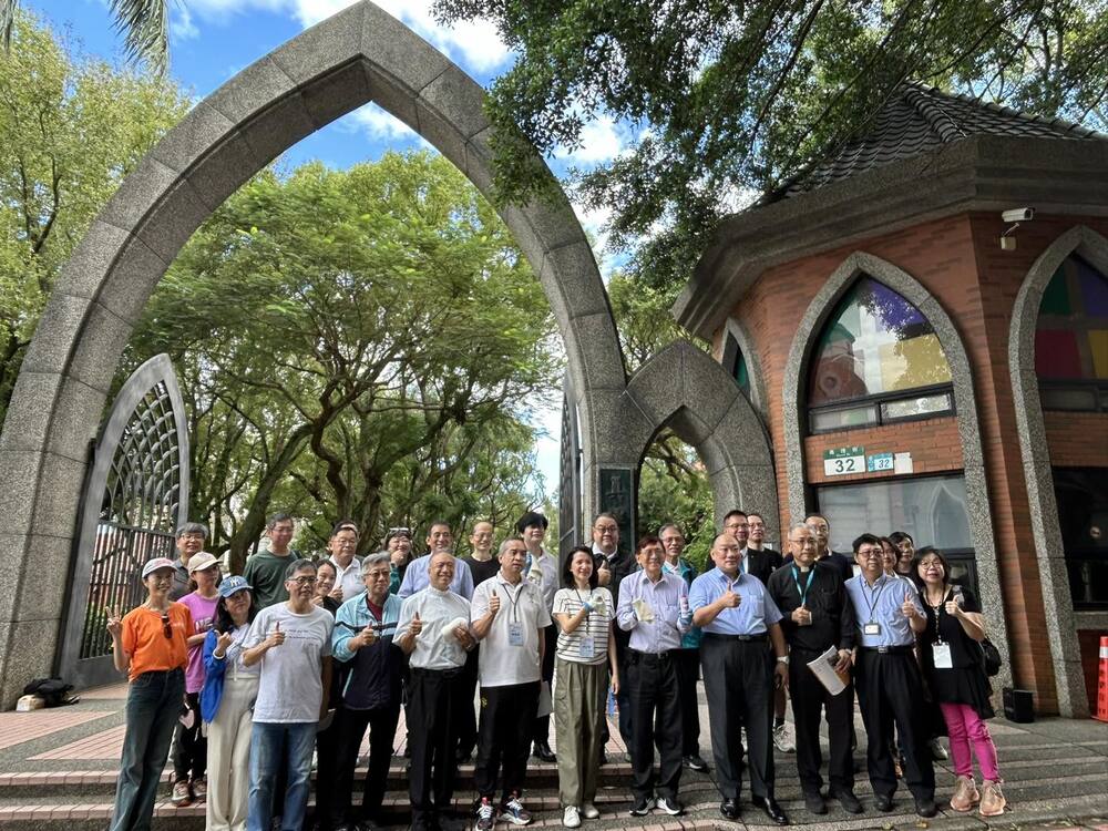 學校一級主管與貴賓及校友們前往學校大門口，進行完成「擦亮真理，吾愛久久」的活動圖片