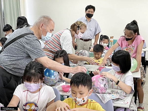 淡水文健站長輩指導、真大學生協助,共同帶領小朋友用回收紙製作原住民「陶甕」