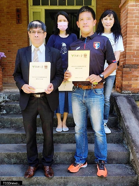 真理大學陳奇銘校長(前左一)、新北市淡水足球協會張志全總幹事(前右一)圖片