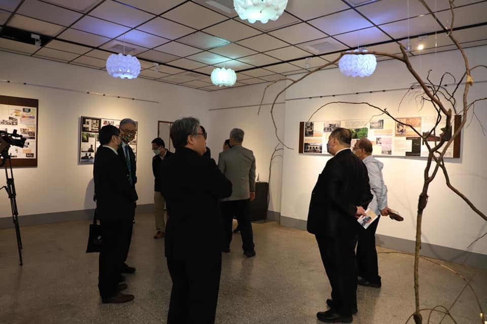 貴賓於真理大學牛津藝術中心觀看策展內容：教學x活動成果展現圖片