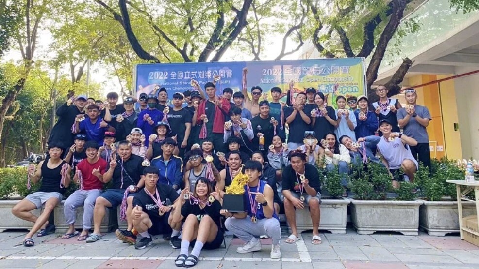 真理大學龍舟隊獲獎後與教練范良誌（2排左3）共同合影圖片