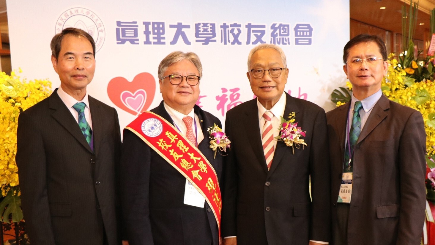 真大校友總會第二屆理事長洪堯昆（左二）、新任理事長張聰聯（右二）、第二屆秘書長楊飛龍（左一）、新任秘書長張簡昌儀（右一）圖片