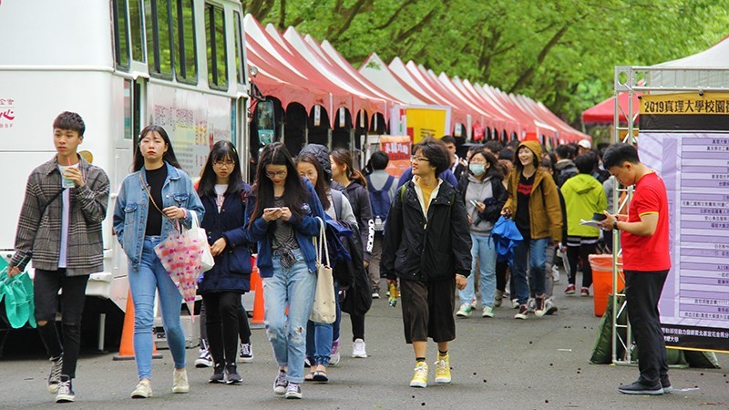 本次活動提供超過1千個職缺給應屆畢業生與畢業校友