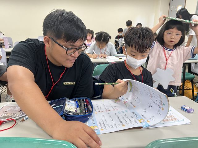 讓原民小學生在原民大學生擔任輔導陪同下溫馨互動圖片