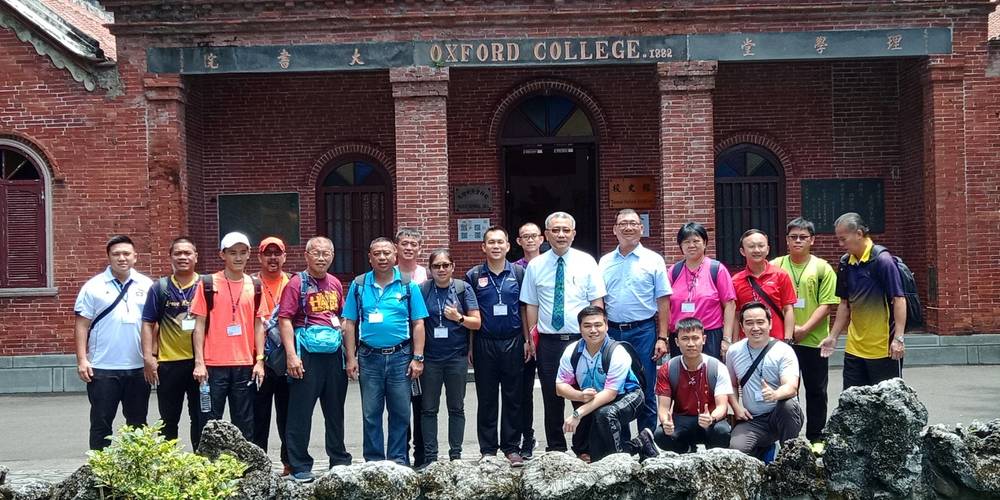 馬來西亞獨中體育教師與本校同仁於本校牛津學堂合照