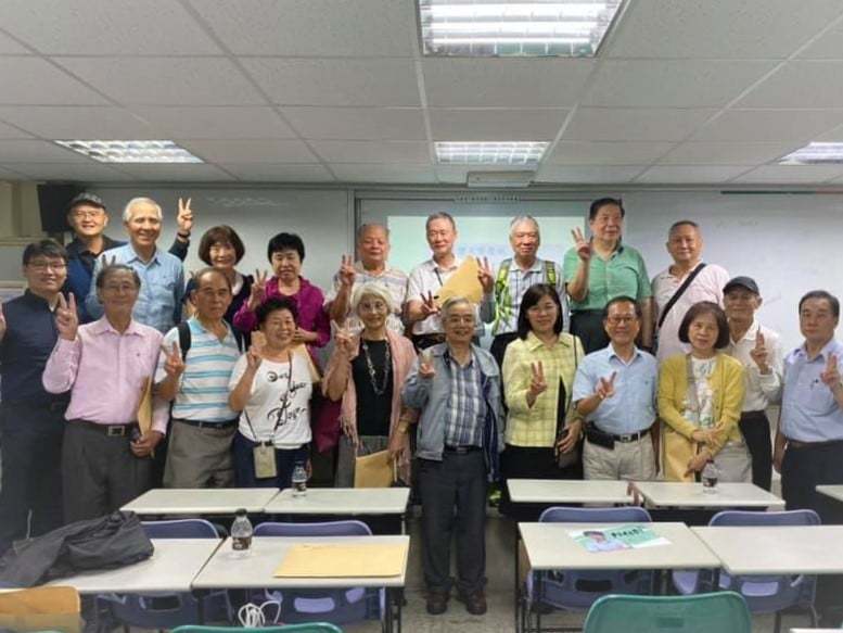 真大國貿校友回娘家:老同學於教室合影