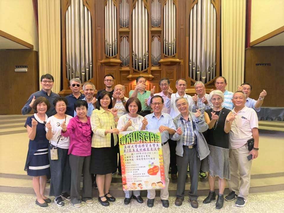 真大國貿校友回娘家:老同學於大禮拜堂管風琴前合影