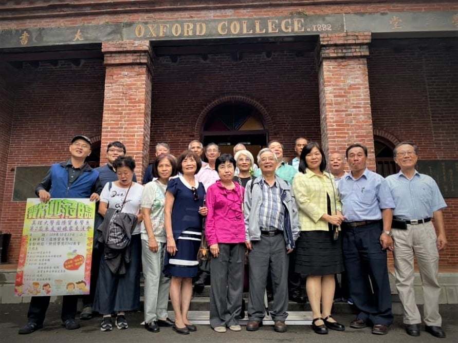 真大國貿校友回娘家:老同學於牛津學堂合影