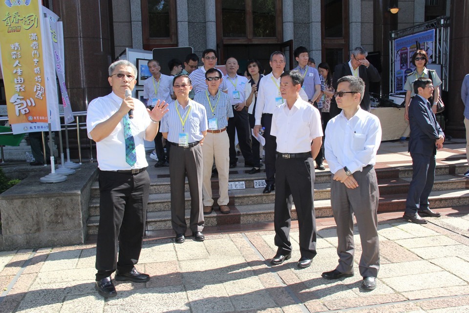 會後由本校王榮昌主任牧師做校園導覽活動圖片