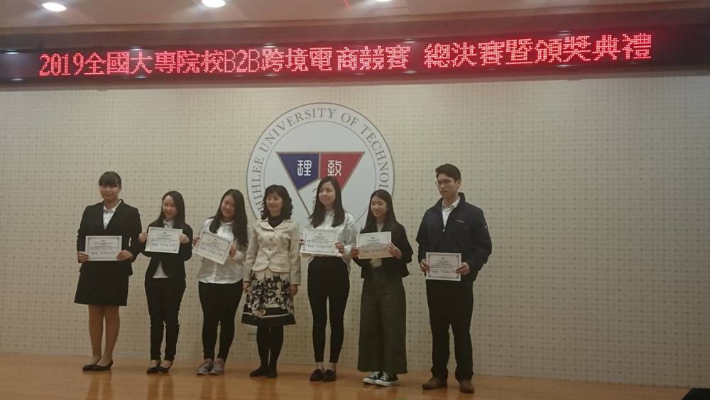設計獎第一名團隊留影圖片