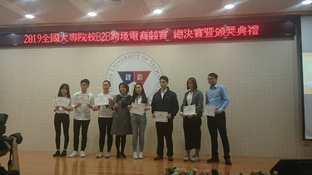影片傳播獎佳作團隊留影圖片