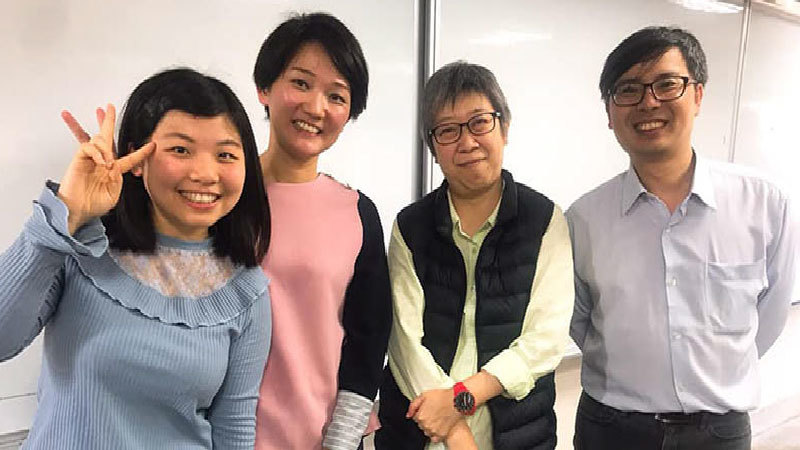 系友張平回娘家,與老師們合影