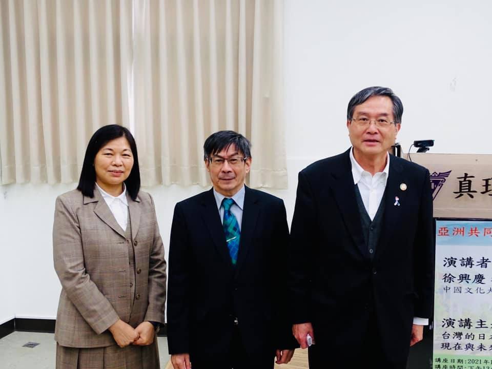 獲「日本外務大臣表彰」殊榮的徐興慶教授教授(右一)到本校演講分享