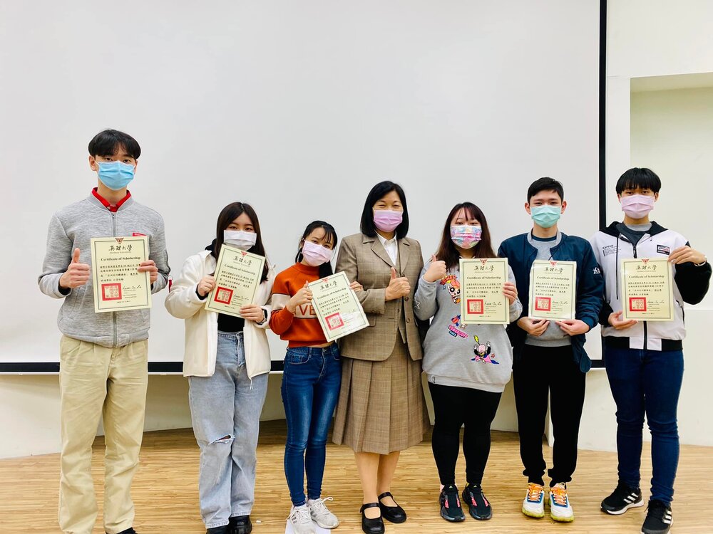 亞洲共同體講座獎學金獲獎同學與林冠汝主任合影