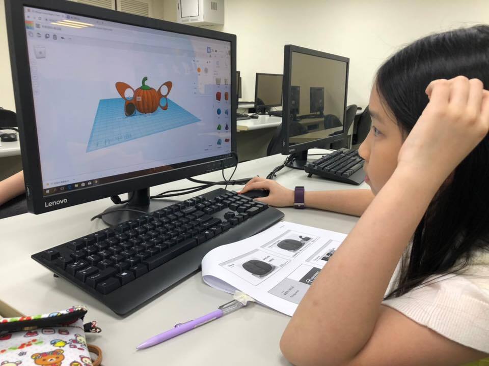 學員正思索如何讓作品更完美