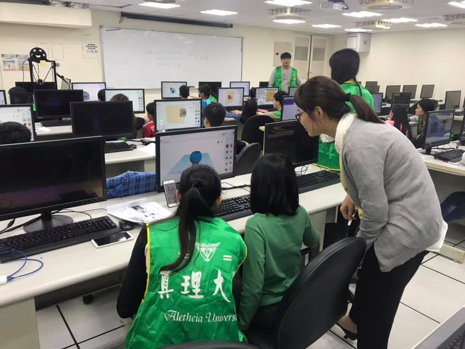 學員發問與講師志工們討論問題