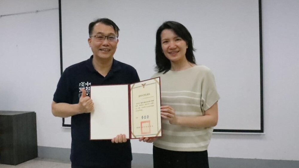 真理大學李宜芳校長頒發感謝狀予福容大飯店淡水漁人碼頭陳柏宏總經理