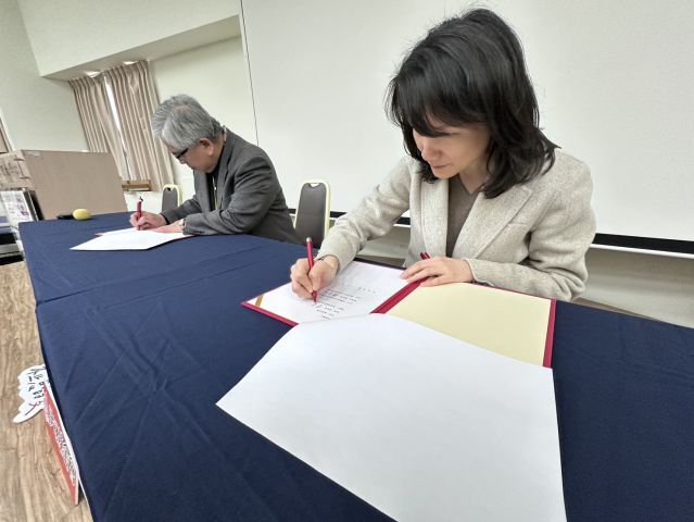 真理代理校長李宜芳與伊甸董事長陳宇昭簽訂MOU