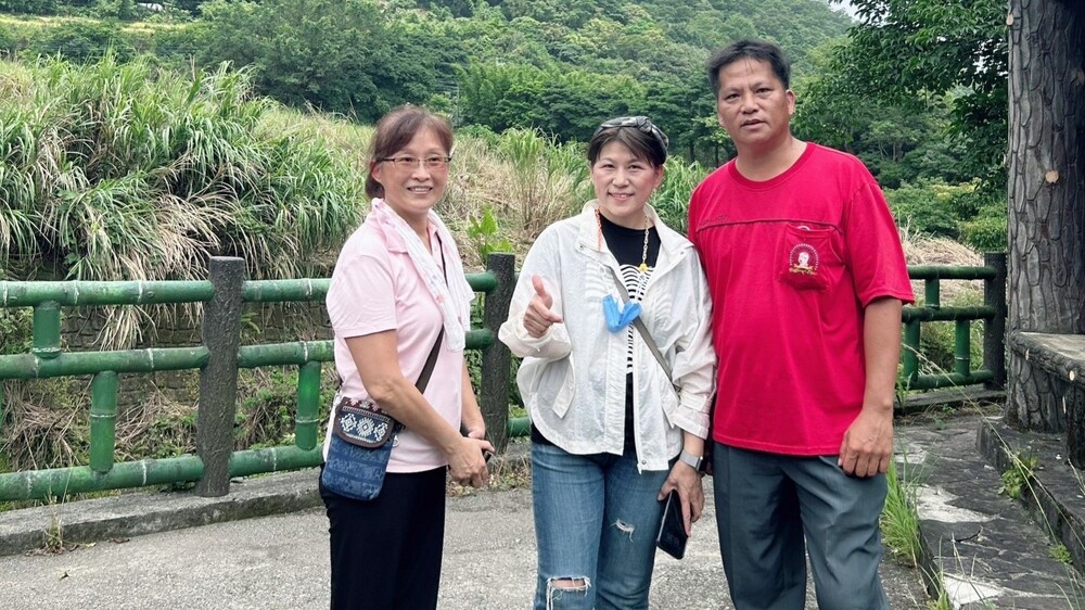 觀光系余曉玲主任(中)與楊嘉文理事長(左)、吳思緯副理事長(右)合照圖片