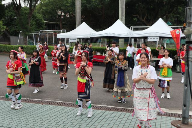 當天原民舞曲拉開音樂市集序幕圖片