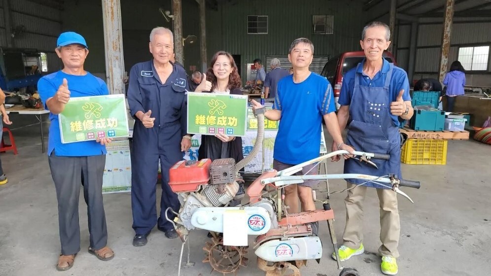 曾文社大主任黃瓊恩（中）傾力推廣農機具義診檢修服務