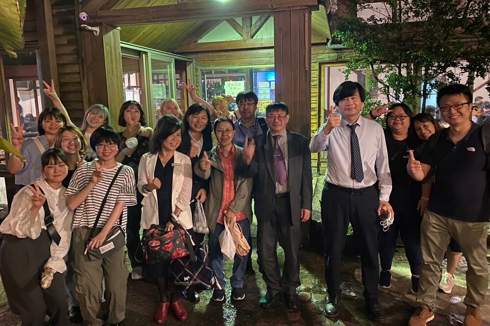 陳奇銘校長(中)也前往晚上聚會地點探望關心