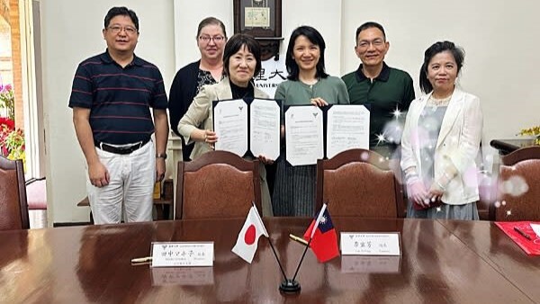 簽約儀式於具有百年歷史的真理大學姑娘樓隆重舉行，由兩校校長共同主持圖片