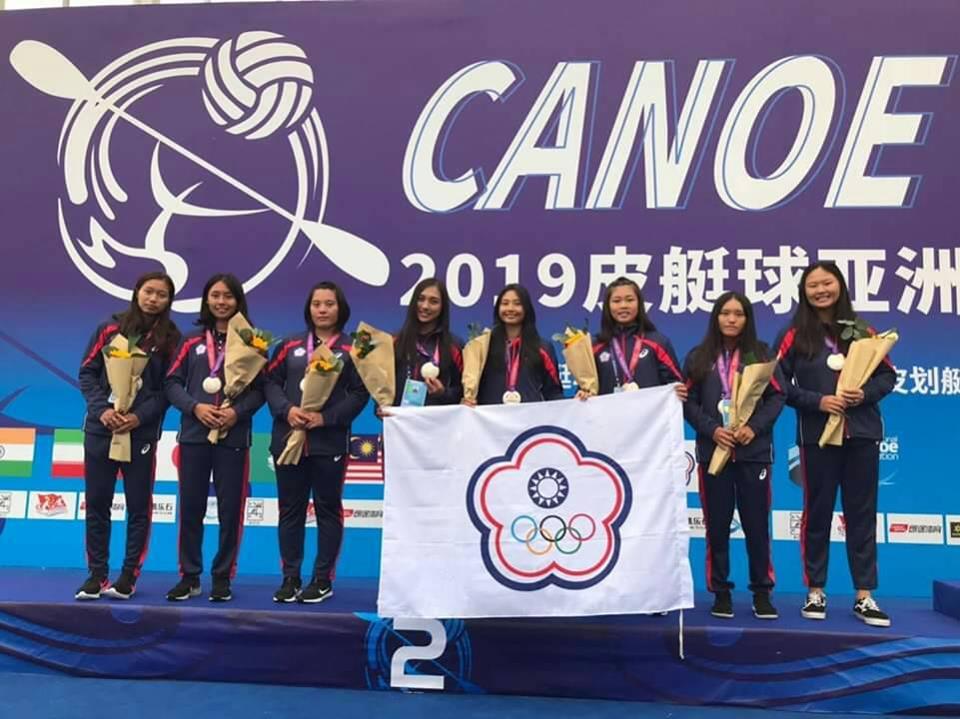 U21女子組亞軍全員合照，(左二)真理大學張佳馨同學