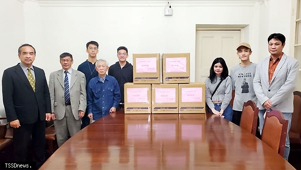 大雅襯衫林超鴻校友(左三)親自贈送襯衫給境外生學弟妹,真理大學董事長林博彥(左一)、校長陳奇銘(左二)、國際中心主任朱純孝(右一)及境外生學弟妹代表接受並合影。