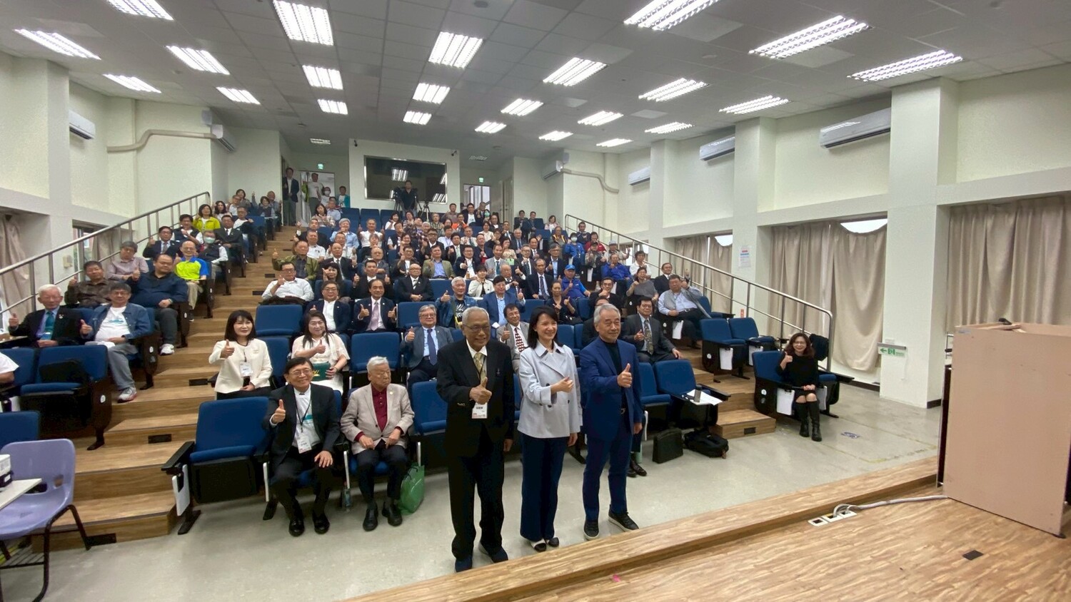 (左起)真理大學校友會總會長張聰聯、校長李宜芳、謝志堅董事長與全體貴賓合影