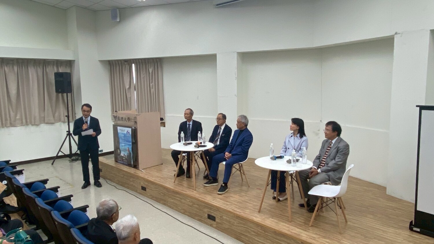 謝志堅董事長演講結束後進行與會活動