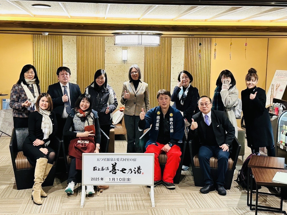 日本山形縣「最上高湯 善七乃湯」飯店社長岡崎善七先生(右二)、真大國貿系主任林冠汝(第二排左一)圖片