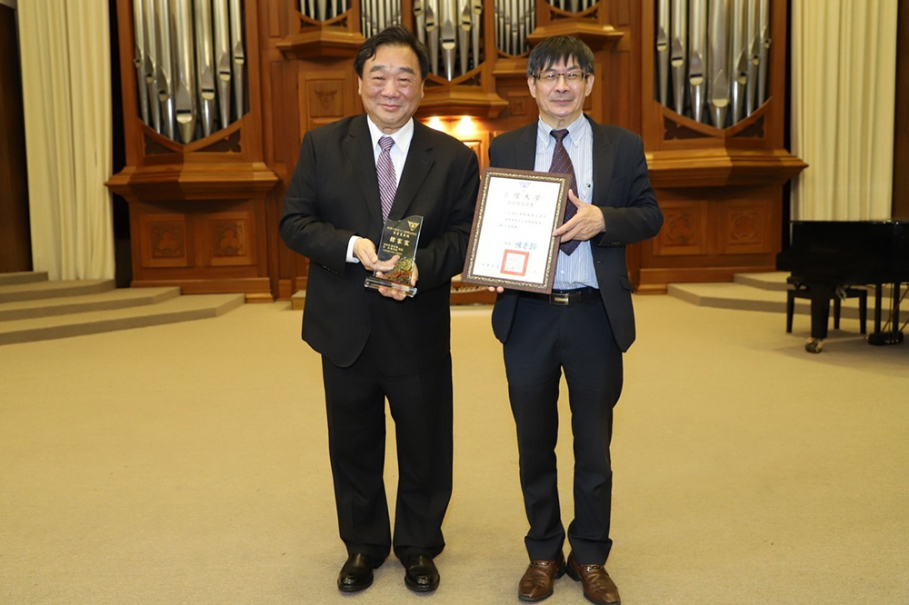 英美系系韓家宸董事長(左)接受陳奇銘校長(右)頒獎圖片