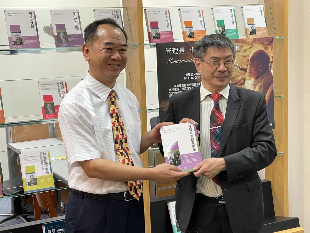 捐贈儀式由呂世崇董事長親自將書籍交給校長陳奇銘圖片