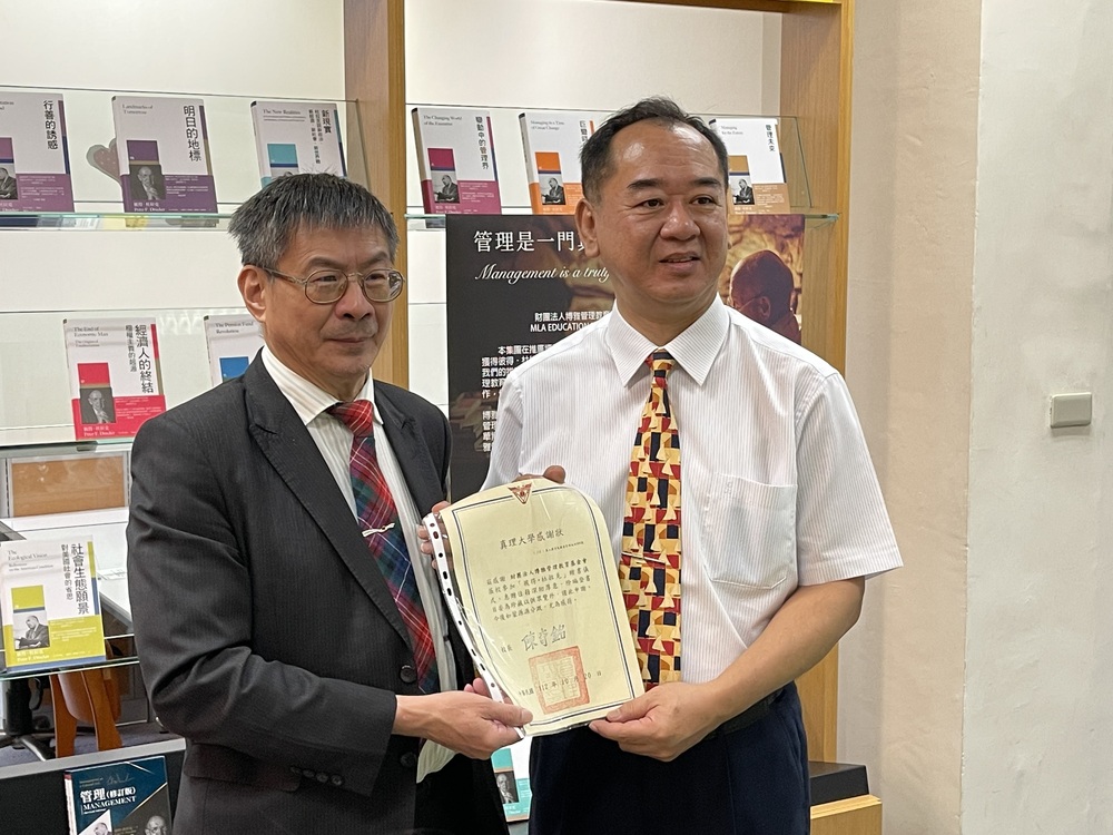 陳奇銘校長頒發本校感謝狀予呂世崇董事長圖片