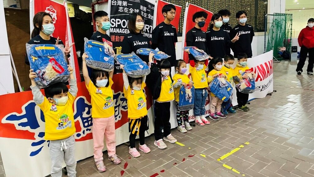孩子們參與活動還拿到YAMAHA 提供的精美背包以及北海鱈魚香絲圖片